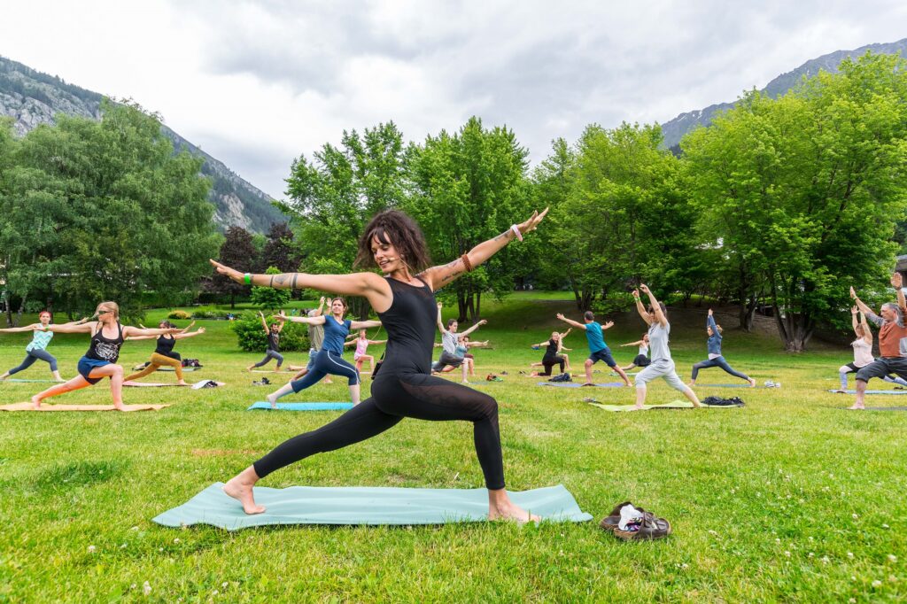 Domenica 19 giugno gli Yoga Mountain Days 2022 fanno tappa a Courmayeur